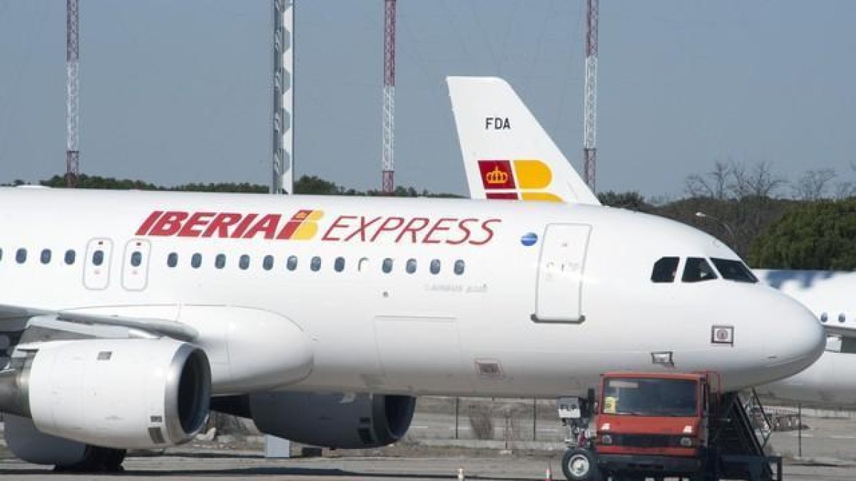 Avión de Iberia Express, en Barajas.-PERIODICO (ARCHIVO)