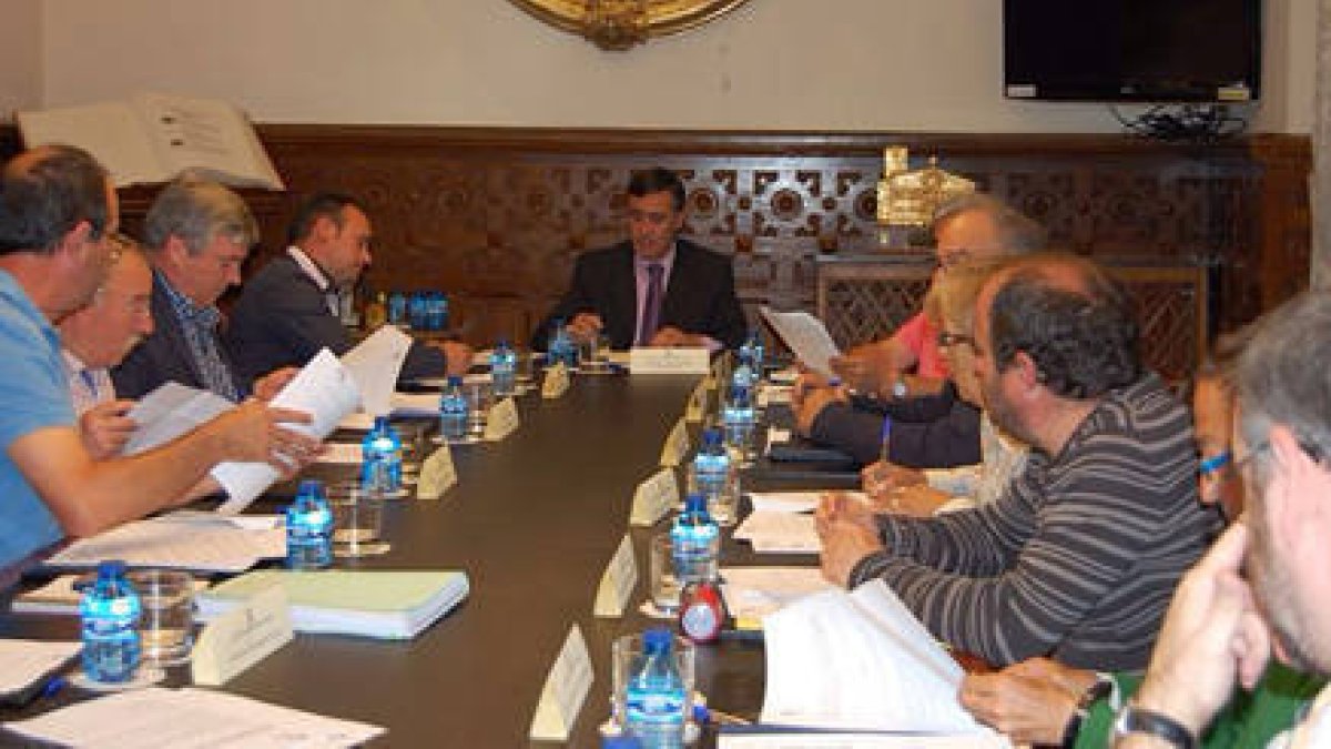 Pardo preside la firma de convenios con los alcaldes. / DIPUTACIÓN-