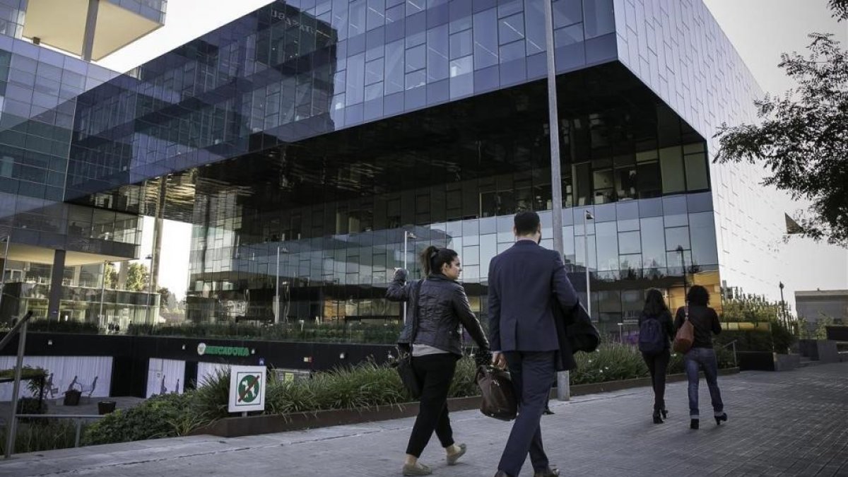 Varios trabajadores entran en la Agencia Tributaria de la Generalitat después de la aplicación del artículo 155.-JOAN CORTADELLAS
