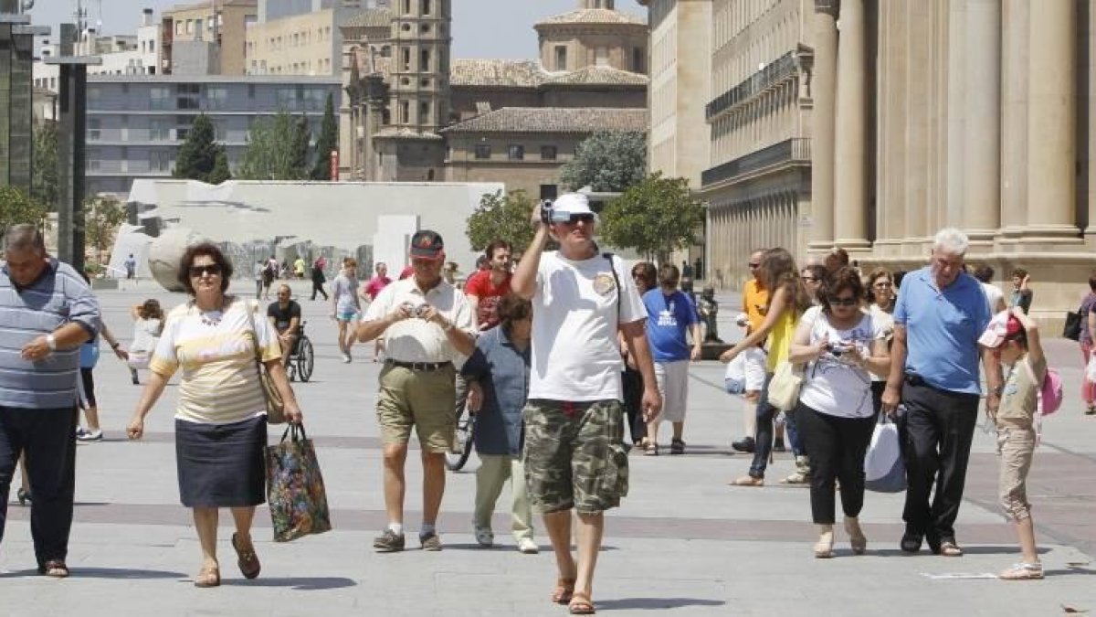 Turistas en la plaza del Pilar de Zaragoza-EL PERIÓDICO / ARCHIVO