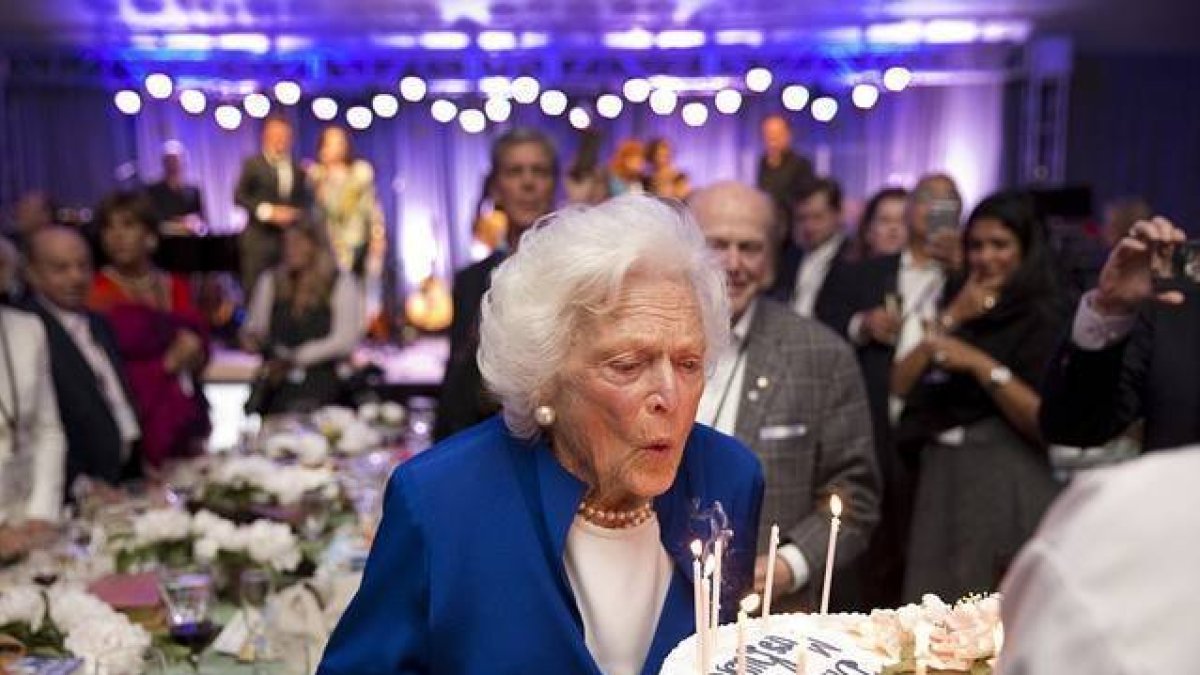 Barbara Bush sopla las velas de su 90 aniversario.-Foto: Eric Draper / Barbara Bush Foundation