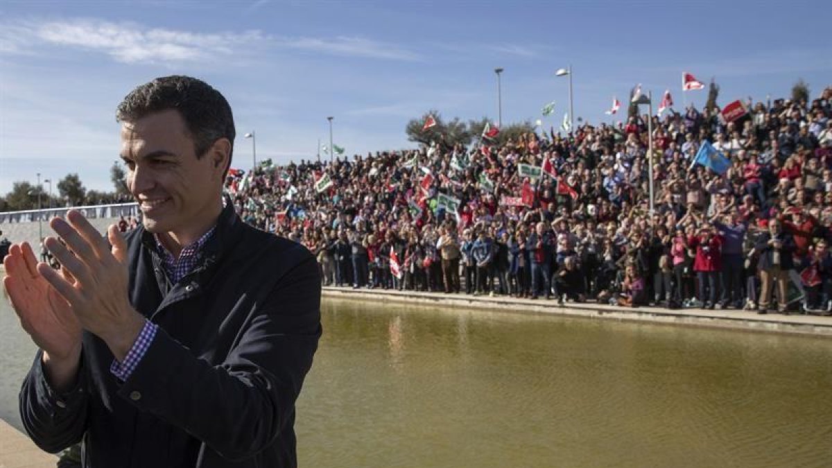 El exsecretario general del PSOE Pedro Sánchez aplaude en el Parque Tecnológico de Dos Hermanas (Sevilla), el pasado sábado.-EFE
