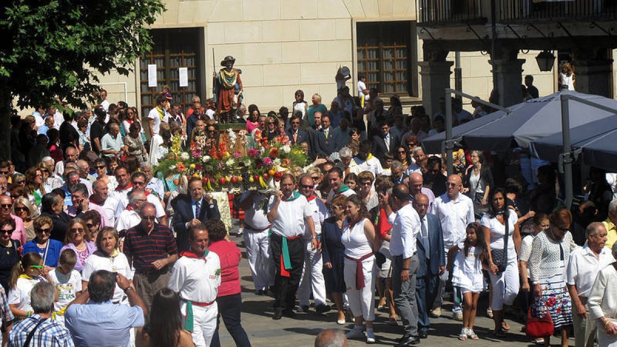 Un momento de la llegada de la procesión con San Roque a la plaza Mayor. / JAVIER NICOLÁS -