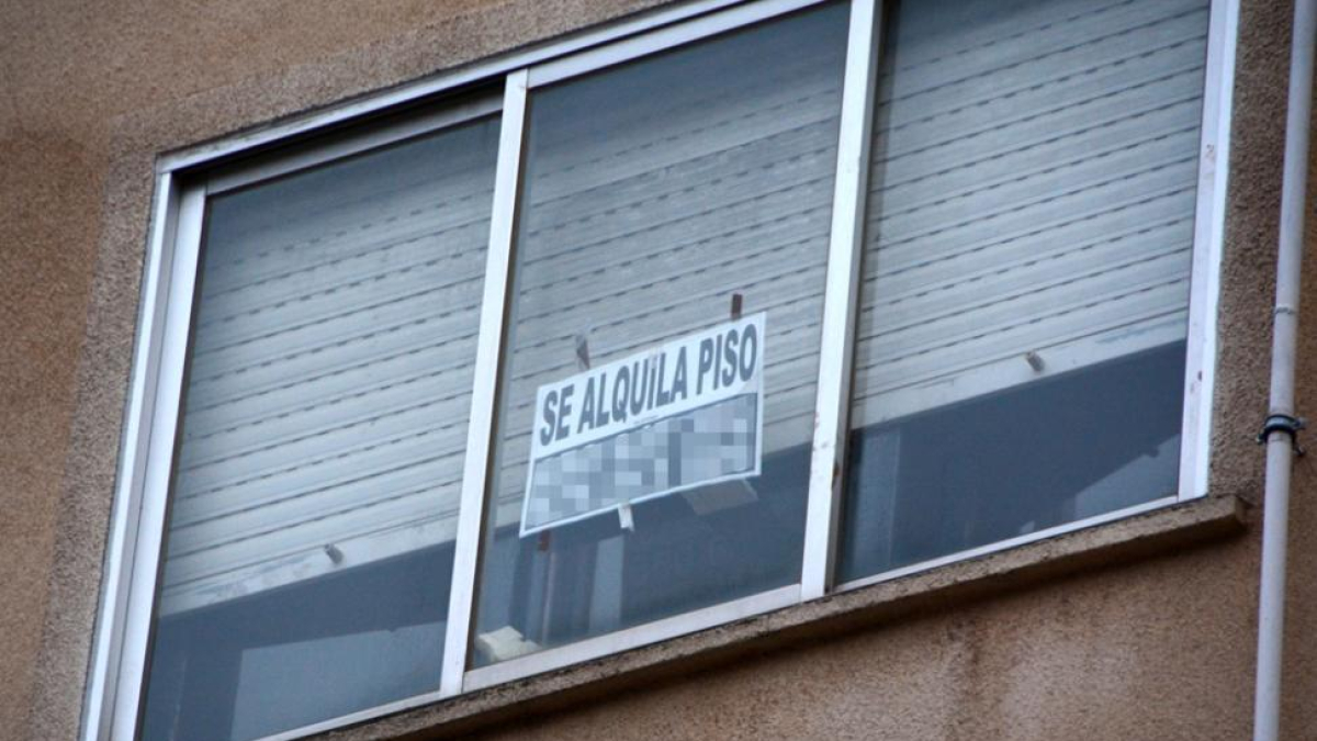 Cartel anunciando el alquiler de una vivienda en Soria.-VALENTÍN GUISANDE