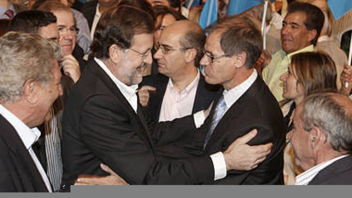 Mariano Rajoy abraza a Abel Antón durante el acto de precampaña electoral del PP el sábado en Salamanca en presencia de Posada. / ICAL-