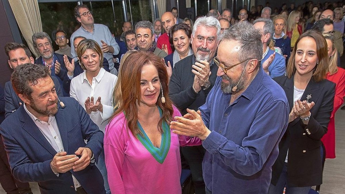 Silvia Clemente en el cierre de campaña de las primarias, acompañada de Juan Carlos Girauta y Miguel Gutiérrez. --J.M. LOSTAU