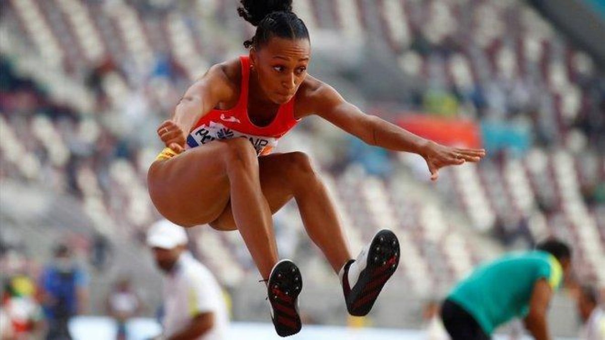 Ana Peleteiro, en el triple salto que le lleva a la final del Mundial de Doha.-