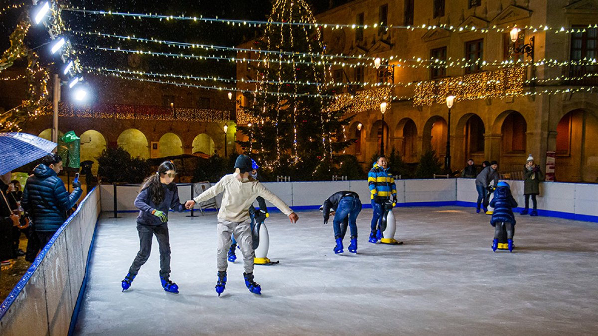 Pista de hielo instalada en la Plaza Mayor en navidad. MARIO TEJEDOR