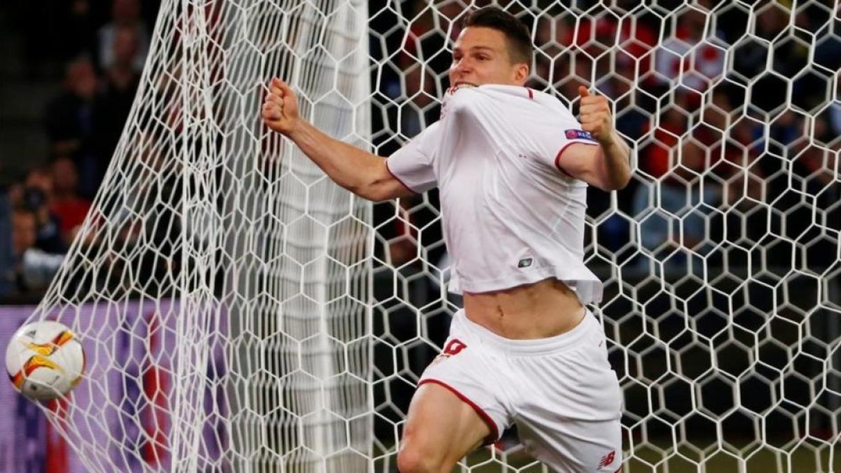 Gameiro celebra un gol con el Sevilla en la final de la Europa League de la pasada temporada ante el Liverpool.-REUTERS / MICHAEL DALDER