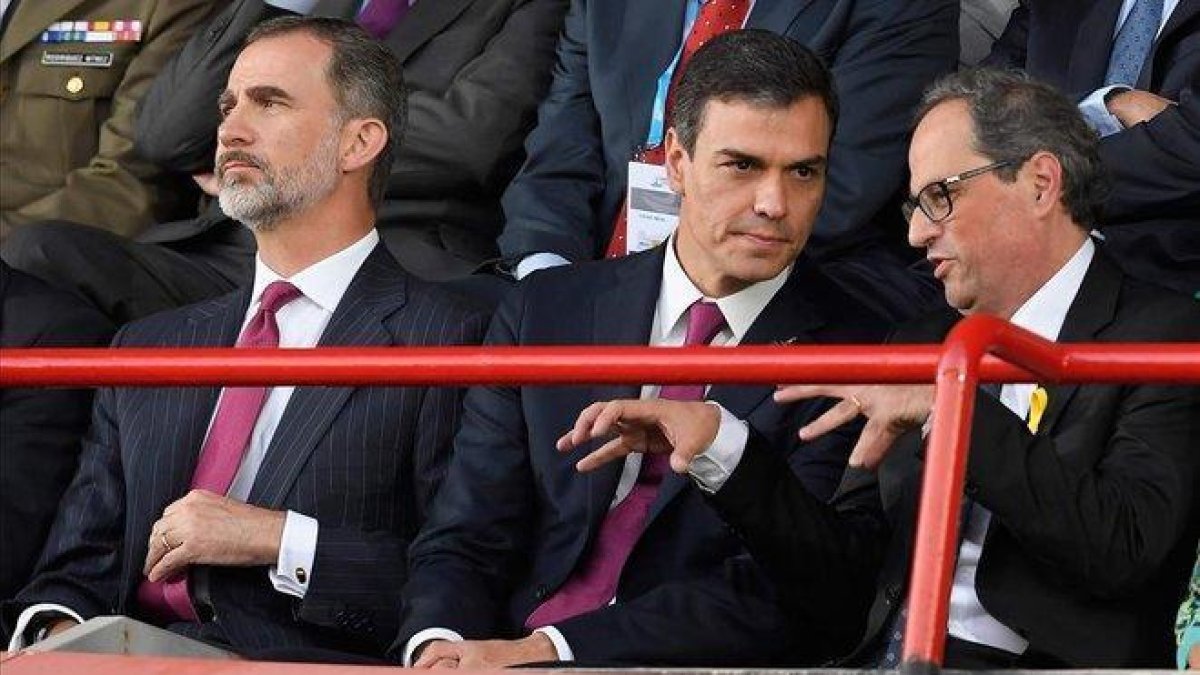 El rey Felipe VI, Pedro Sánchez y Quim Torra, en la inauguración de los Juegos del Mediterráneo, en junio del 2018 en Tarragona.-LLUIS GENÉ (AFP)