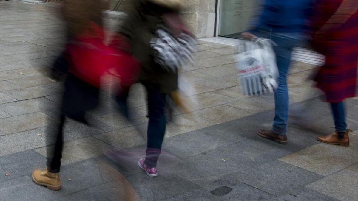 Día de compras en el centro de Barcelona.-JORDI COTRINA