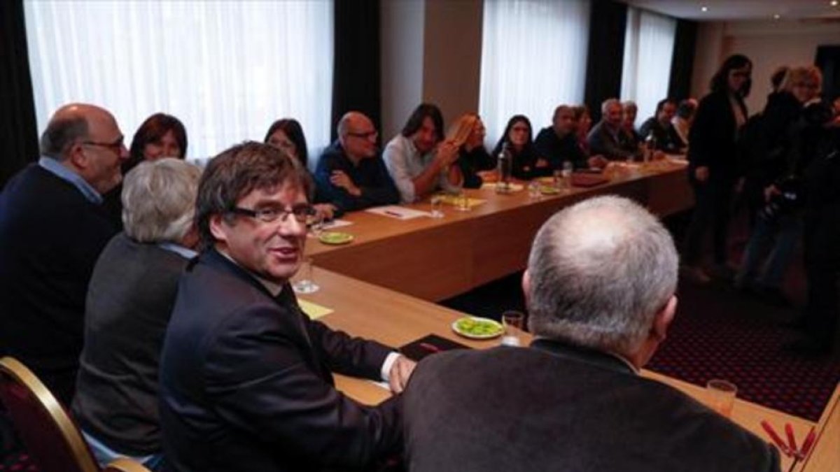 Puigdemont preside la reunión del grupo parlamentario de JxCat, ayer en Bruselas.-REUTERS / YVES HERMAN