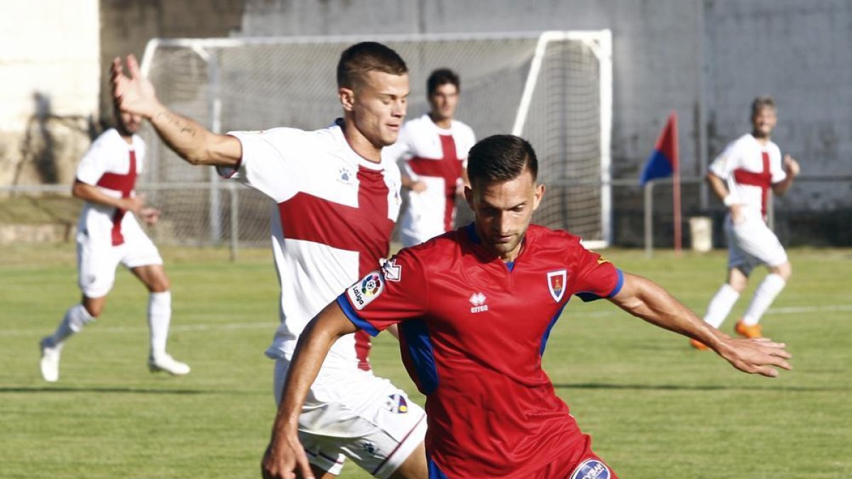 El Numancia, frente al Huesca, durante uno de los partidos de pretemporada.-MARIO TEJEDOR
