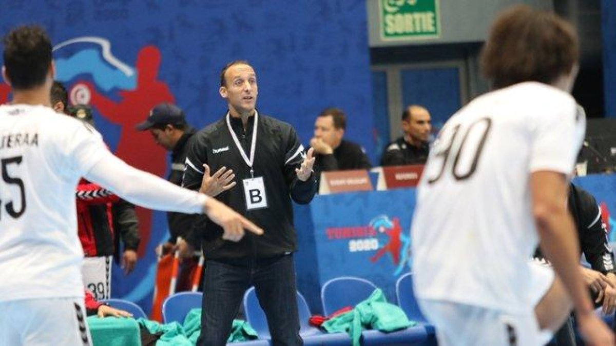 Roberto García Parrondo dirige a la selección de Egipto durante el Campeonato de África.-EHF