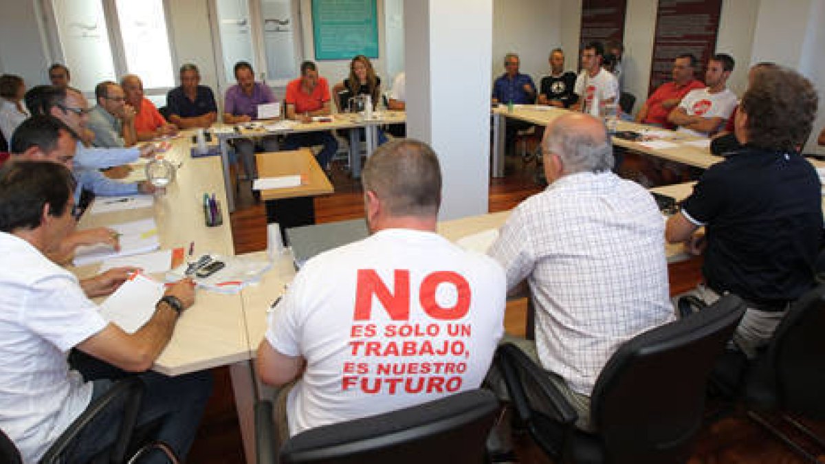 Última reunión de negociación en el Serla./ J. M. LOSTAU-