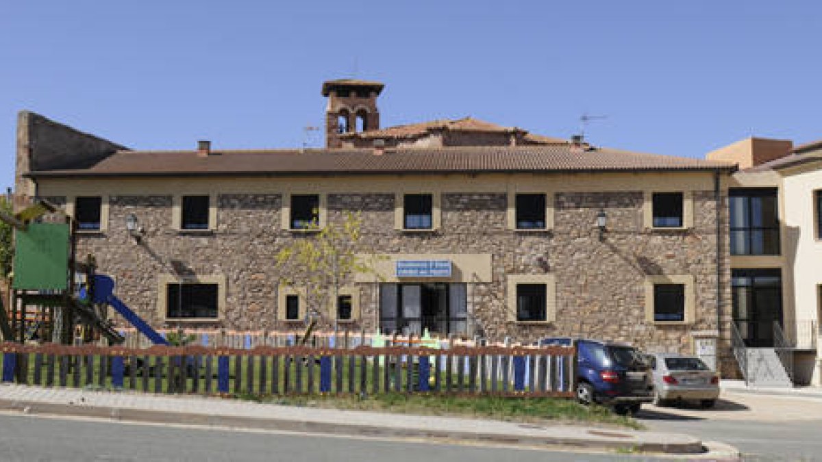 Exterior de la residencia de Retortillo. / VALENTÍN GUISANDE-