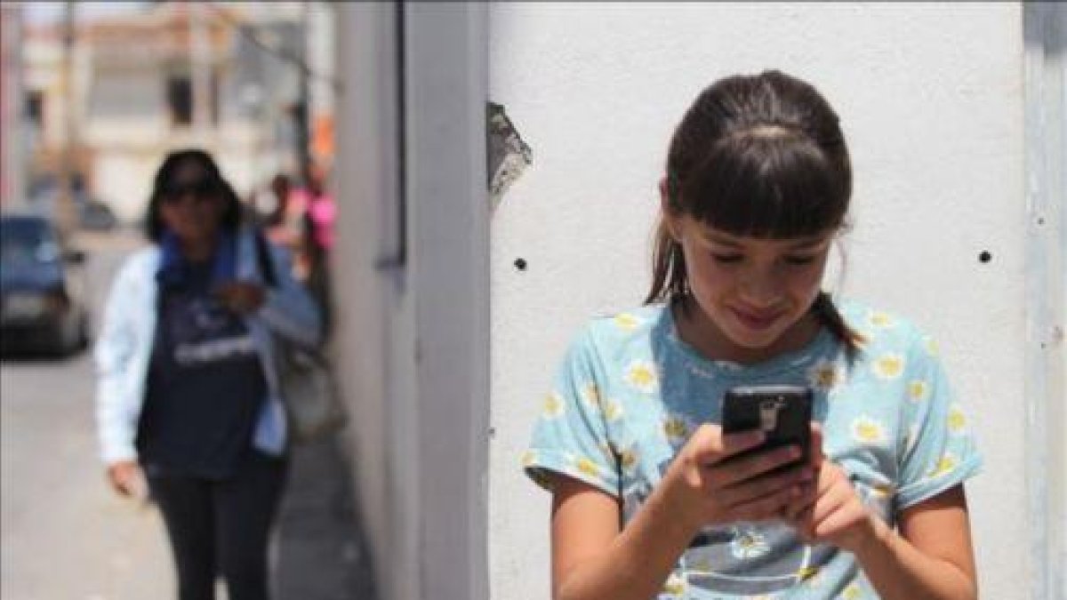 Una joven de Ciudad Juarez usa la aplicación para mujeres en peligro.-AFP / HERIKA MARTINEZ