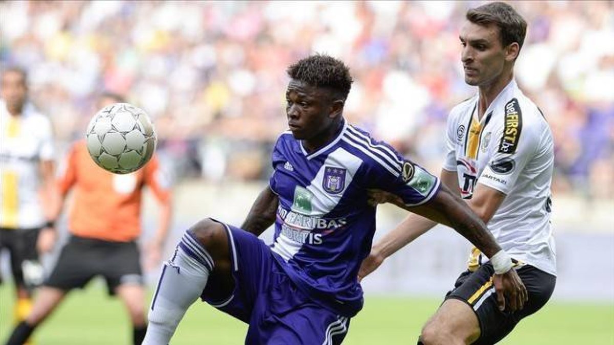 Mertens, derecha, presiona a Zoro, en un partido de la Supercopa belga.-Foto:   AFP / LAURIE DIEFFEMBACQ