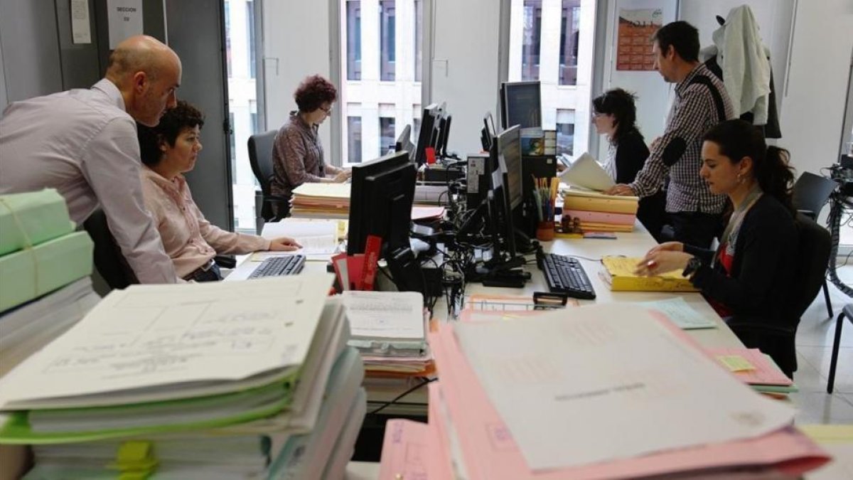 Funcionarios trabajando en un juzgado.-
