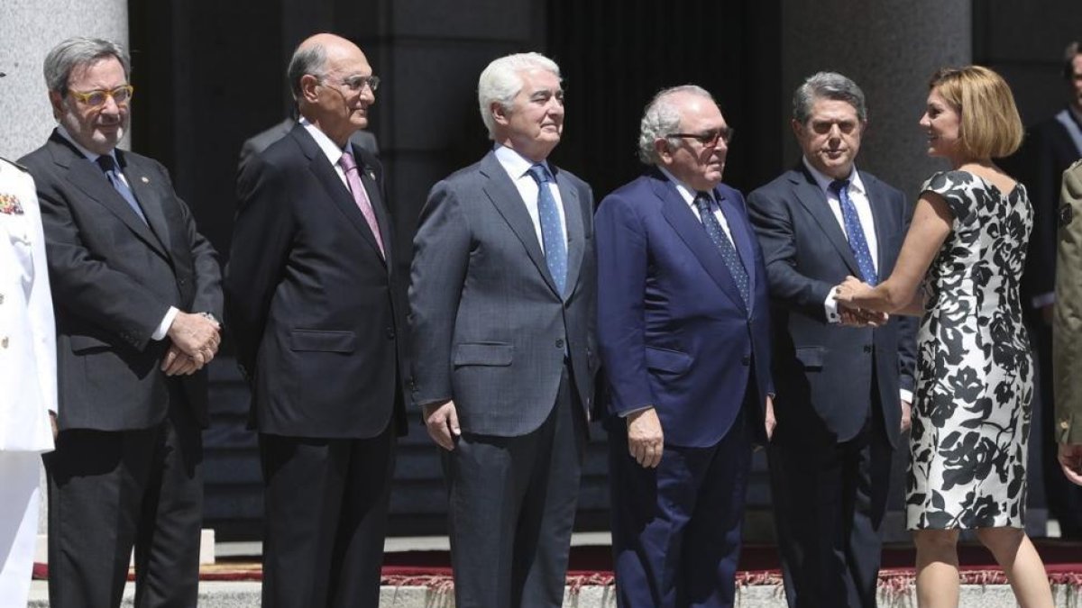 La ministra de Defensa Maria Dolores de Cospedal saluda a Federico Trillo, Eduardo Serra, Gustavo Suarez Pertierra, Julian Garcia Vargas y Narcis Serra.-J J Guillen / EFE