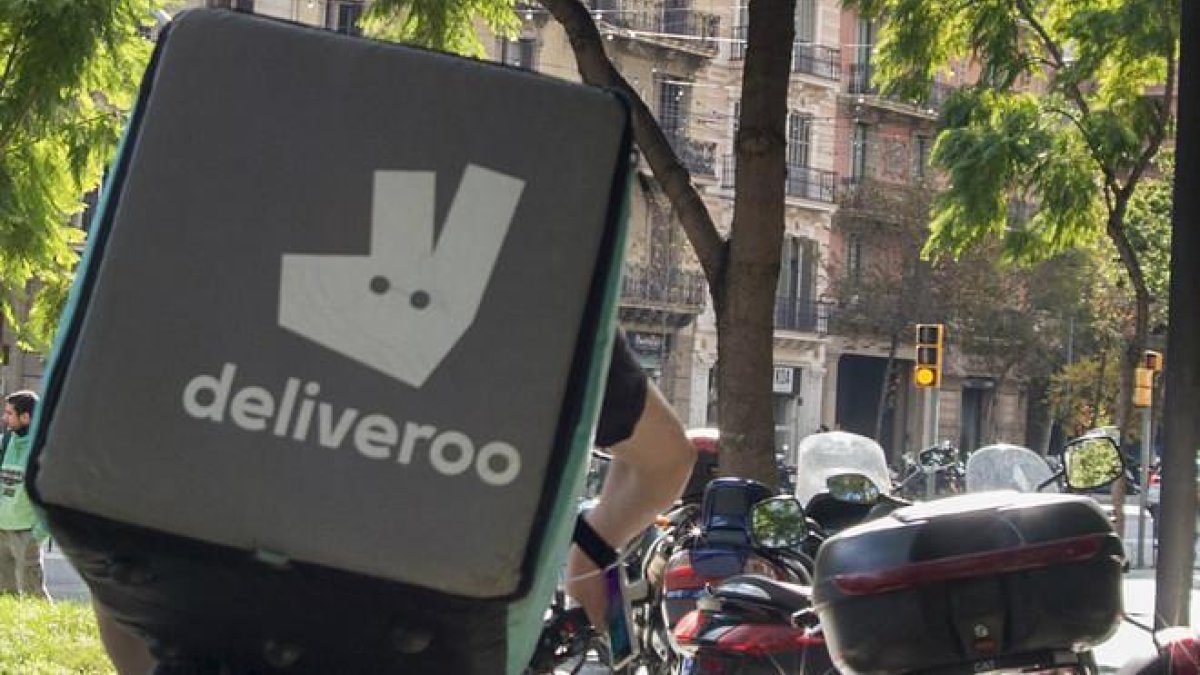Un repartidor con el logo de Deliveroo.-FERRAN SENDRA (EL PERIÓDICO)