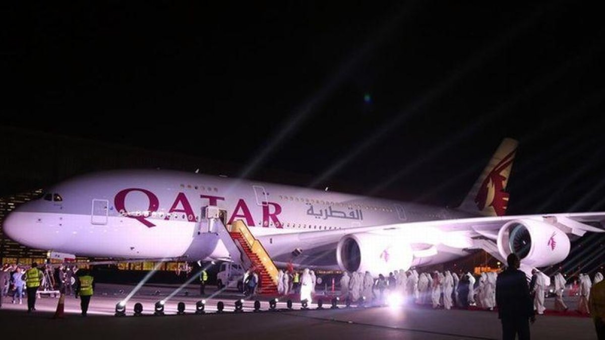 Un Airbus A380 de Qatar Airways, en el aeropuerto de Doha.-AFP