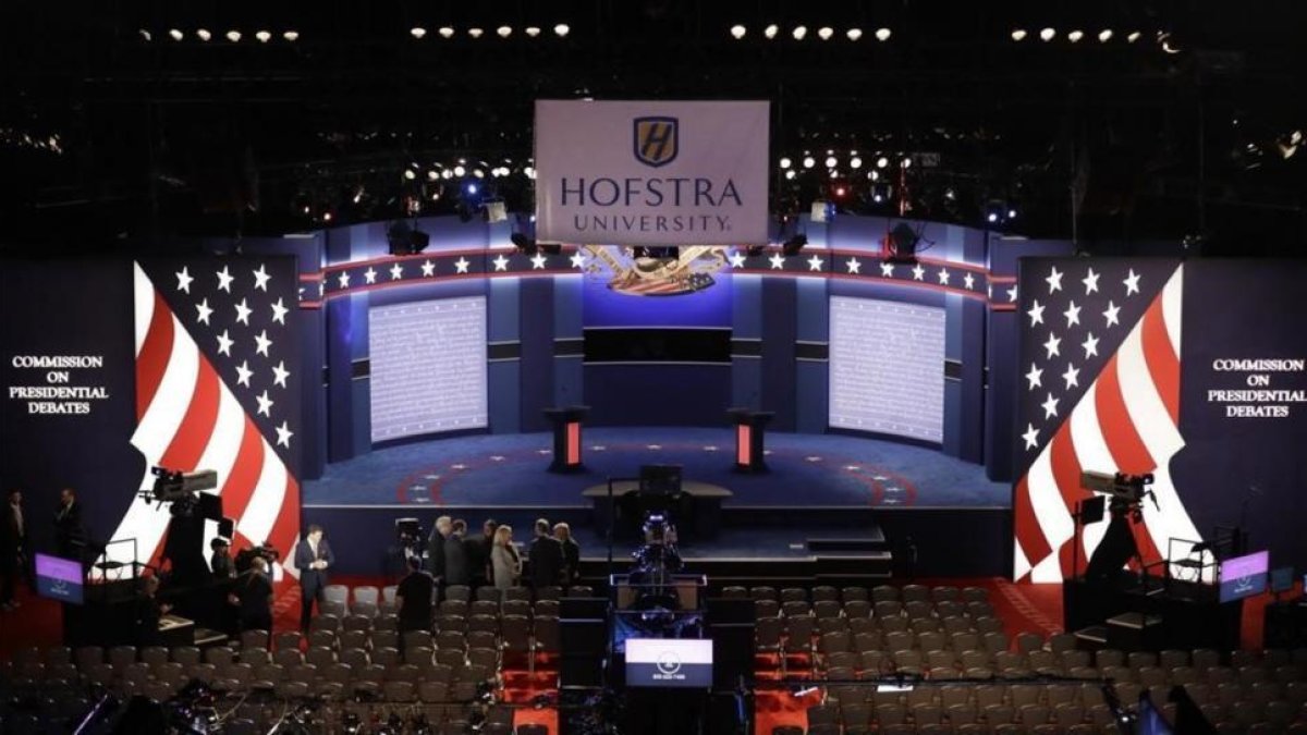 Preparativos para el primer debate entre Clinton y Trump.-AP / DAVID GOLDMAN
