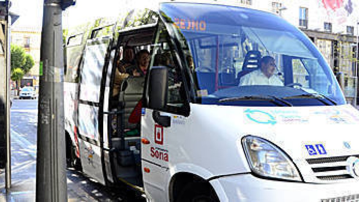 Uno de los autobuses urbanos en la parada de Mariano Granados. / ÁLVARO MARTÍNEZ-