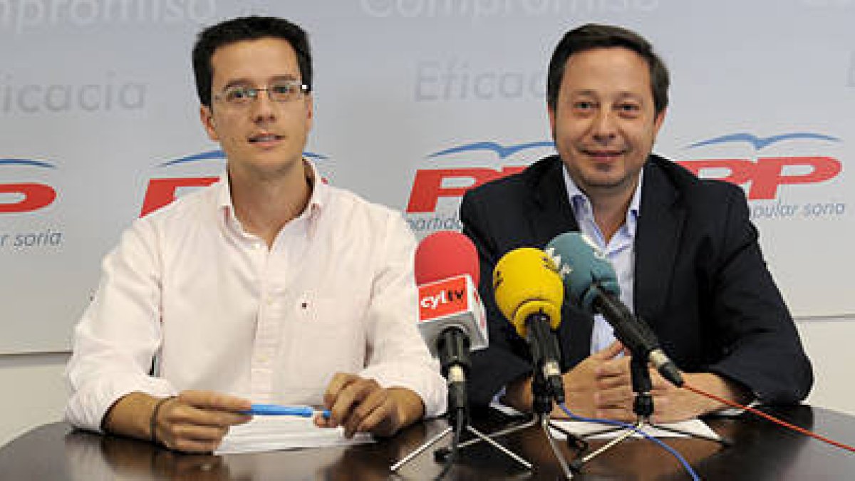 Los concejales del grupo popular municipal Tomás Cabezón y Adolfo Sainz. / VALENTÍN GUISANDE-