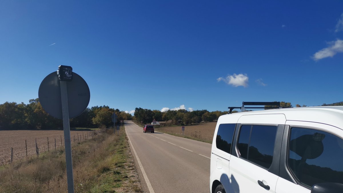 Aforador instalado en una señal de tráfico.-HDS