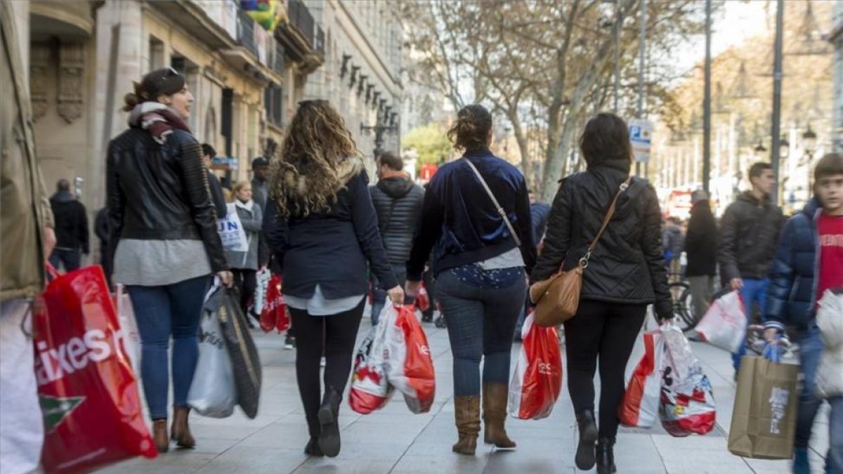 Jornada de rebajas de compras.-JORDI COTRINA