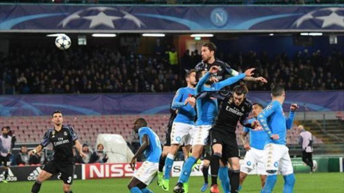 Ramos remata de cabeza a la salida de un córner el primer gol del Madrid ante el Nápoles.-AP / CIRO FUSCO
