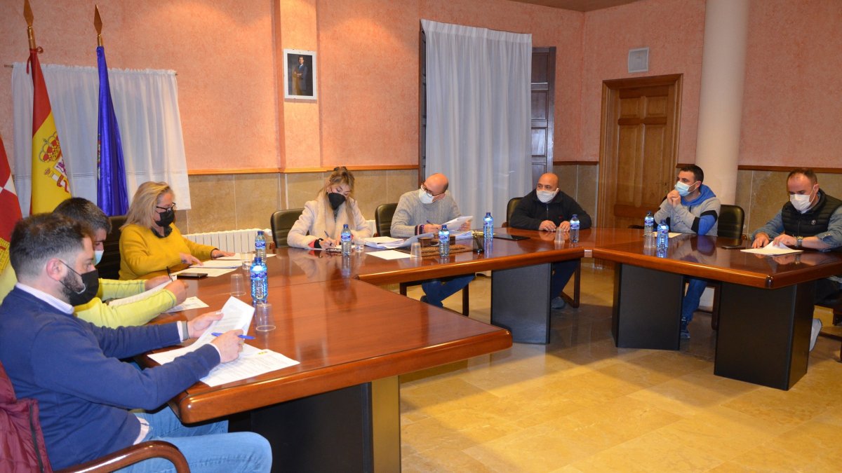 Miembros de la corporación de Vinuesa en  el pleno. RAQUEL FERNÁNDEZ