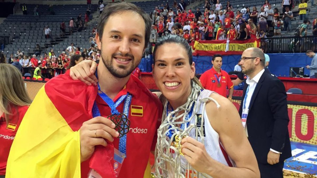 José Antoio Fernández Carazo celebra con Anna Cruz el oro europeo logrado el pasado domingo.-D.S.