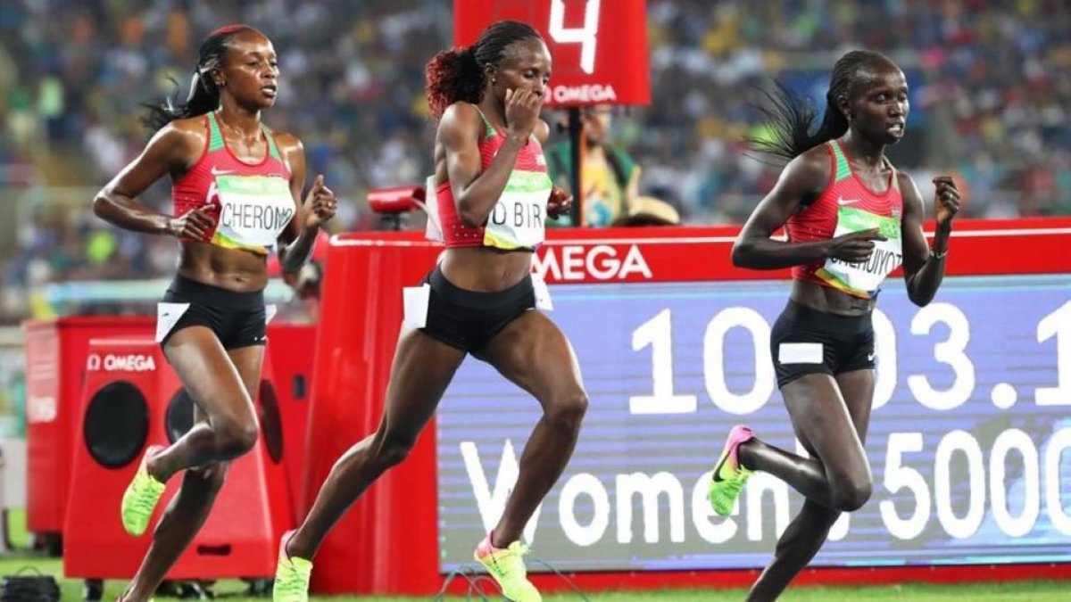 Cherono y Onsando tiran de Cheruiyot en la final de 5.000 metros.-EFE / SRDJAN SUKI