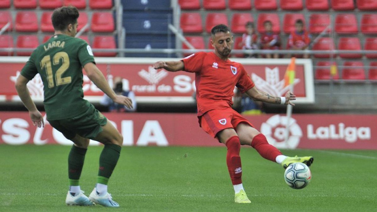 Castellano fue de los destacados en el partido de presentación que el Numancia jugó ante el Athletic.-Valentín Guisande