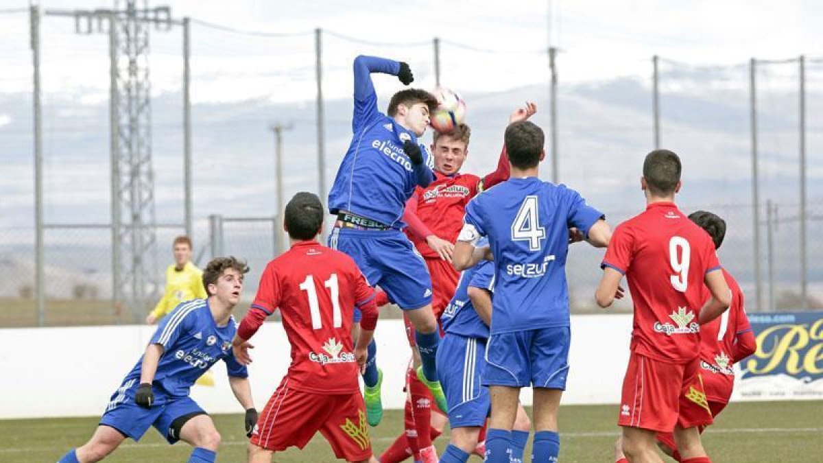 El Numancia juvenil pasó por encima del cuadro vizcaíno para seguir en lo más alto de la tabla.-Mario Tejedor