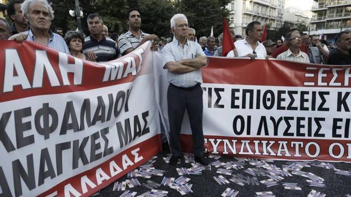 Afiliados al sindicato comunista PAME se manifiestan en contra de la austeridad, en Atenas, este jueves.-Foto: EFE / YANNIS KOLESIDIS