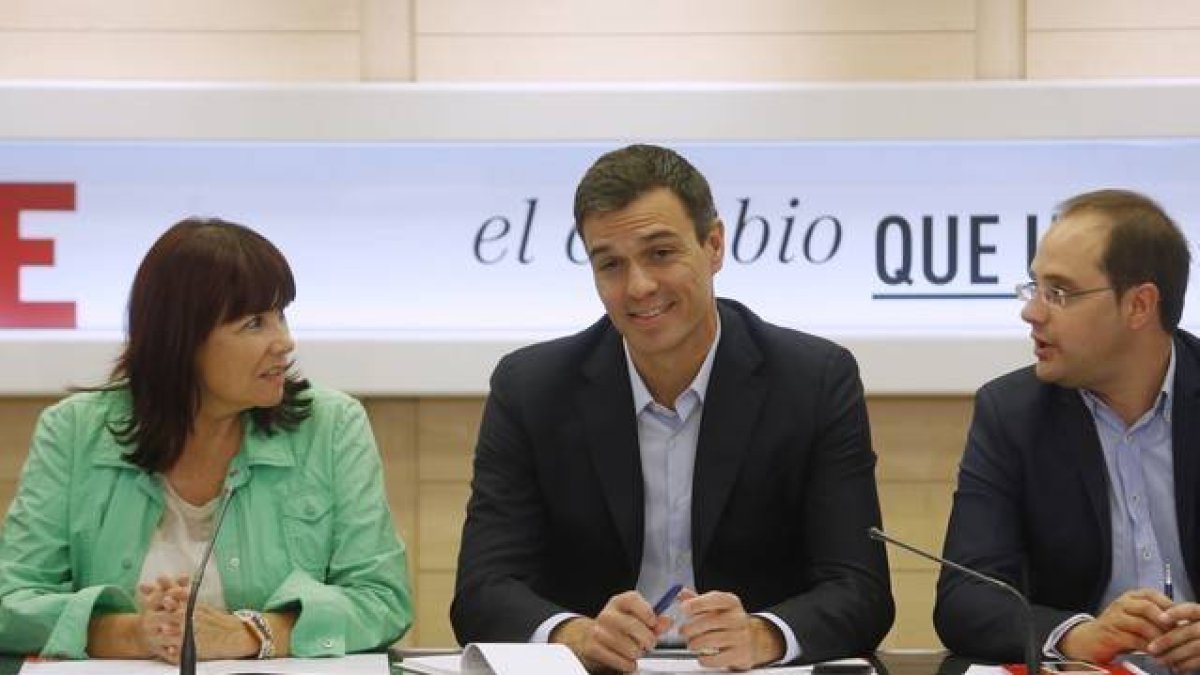 El secretario general del PSOE, Pedro Sánchez, analiza este lunes el resultado de las elecciones catalanas.-AGUSTÍN CATALÁN