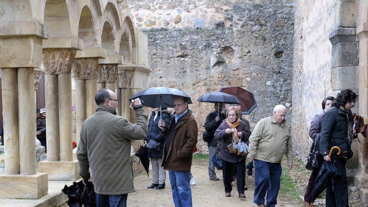 Turistas, ayer, en Soria. / ÚRSULA SIERRA-