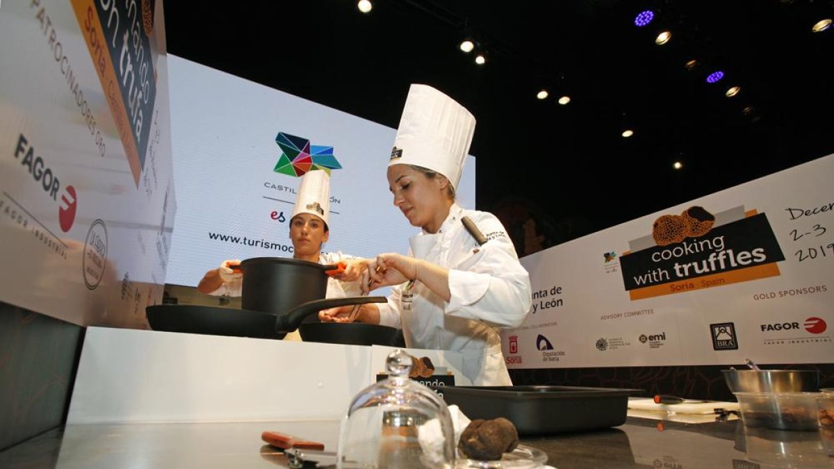 Las chilenas Pilar Crisóstomo y Pilar Jesús Astorga preparan el plato que les dio su pase a la final.-MARIO TEJEDOR