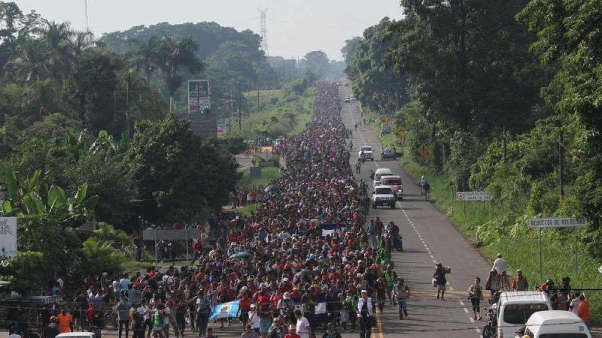 Migrantes hondureños caminan hacia Tapachula, de camino a Estados Unidos.-EFE