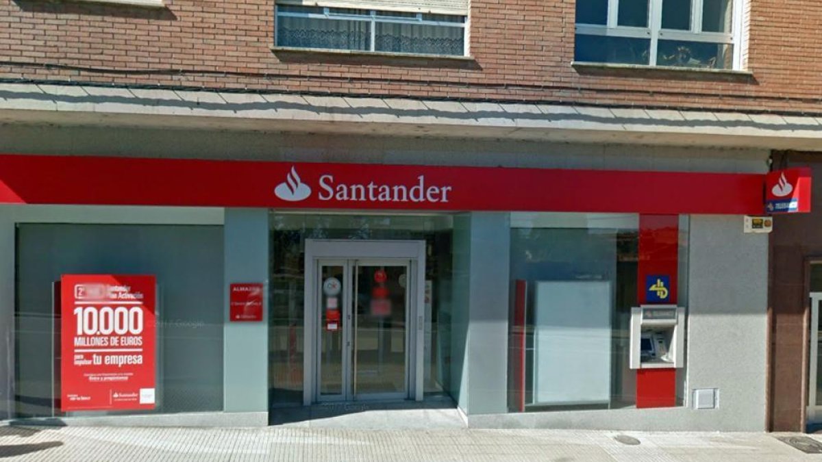 La fachada del Banco Santander en la calle General Martínez de Almazán.-HDS