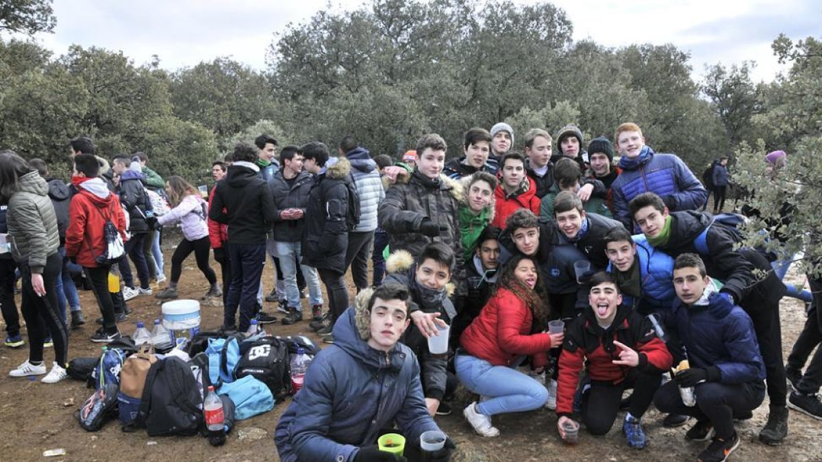 Un grupo de jóvenes celebra el Jueves Lardero en Los Royales.-VALENTÍN GUISANDE