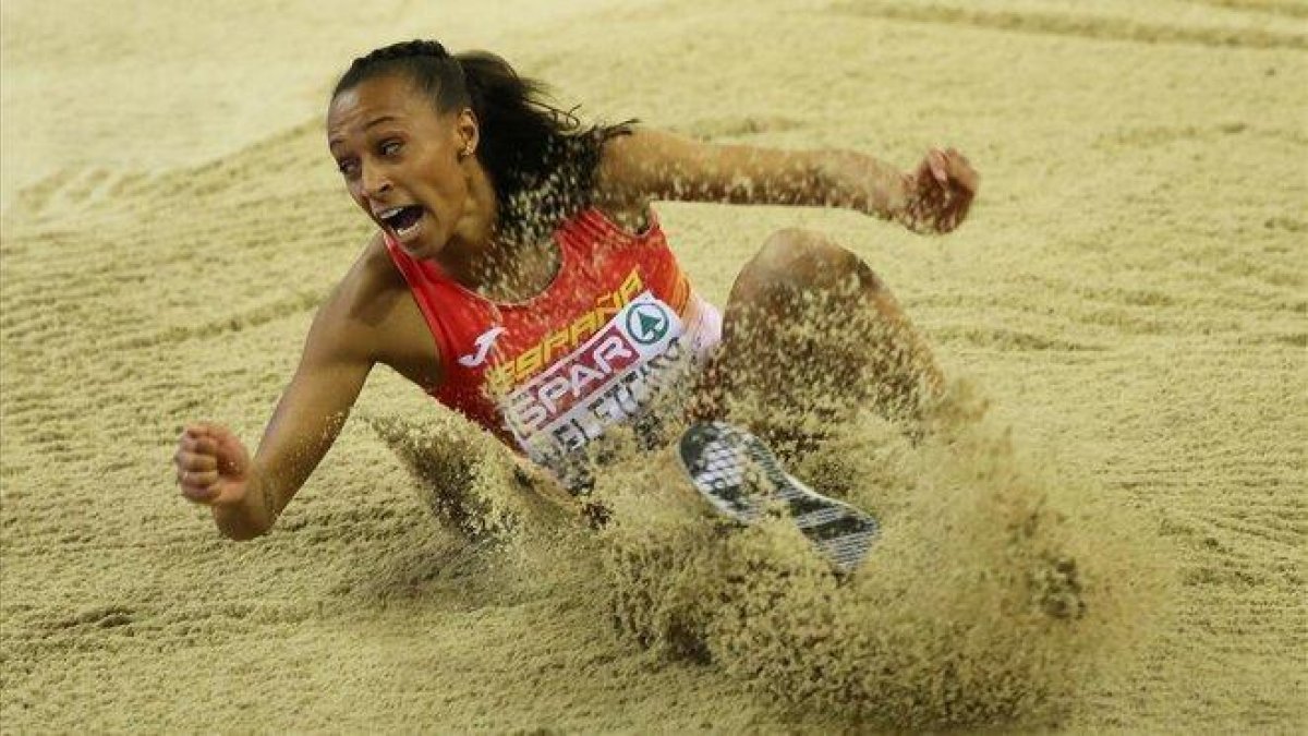 Ana Peleteiro, en plena acción, en el momento de caer sobre el foso del triple.-