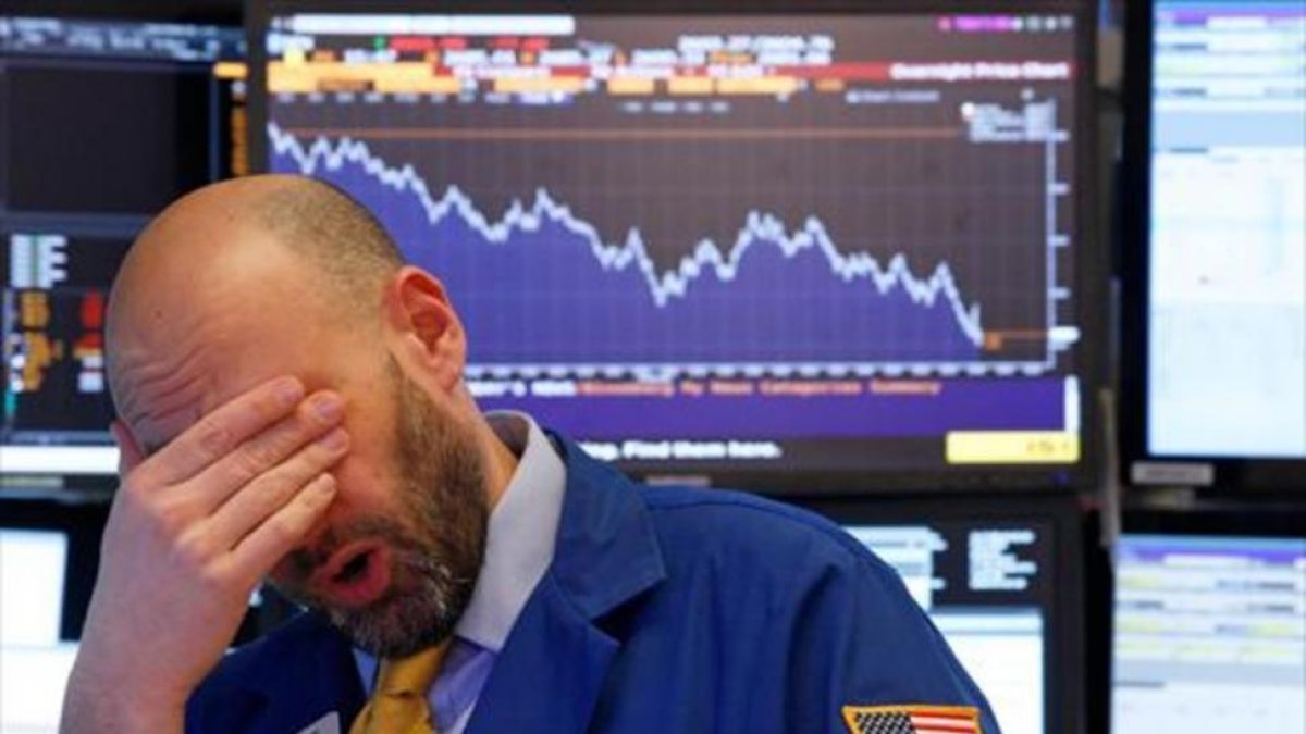 Un operador de la Bolsa de Nueva York reacciona ante el desplome de los índices en febrero.-REUTERS / BRENDAN MCDERMID
