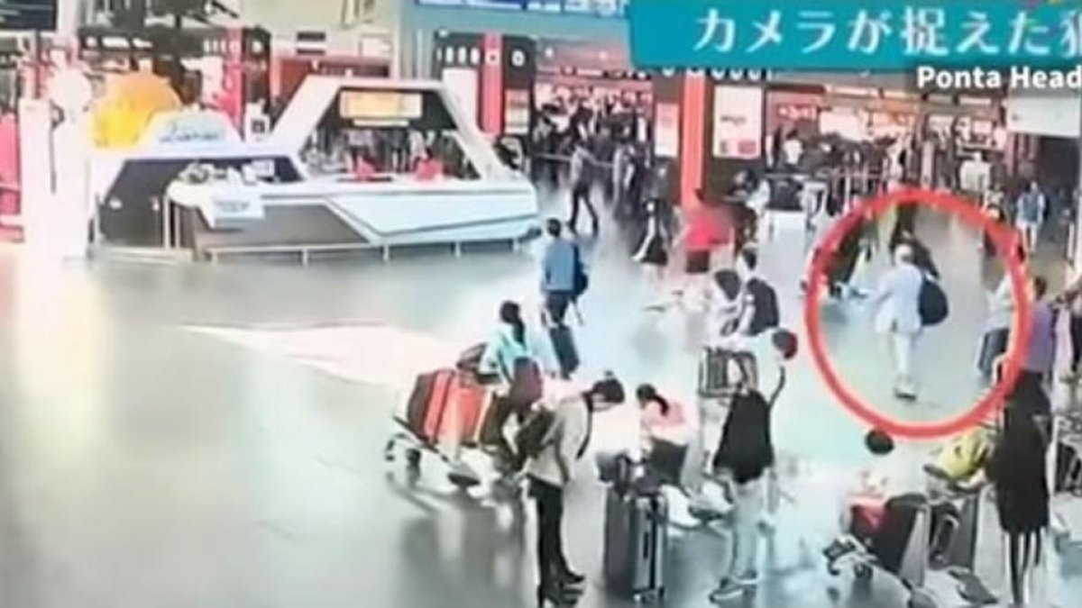 El círculo rojo muestra a Kim Jong-nam en el aeropuerto de Kuala Lumpur, en el vídeo difundido por Fuji TV.-