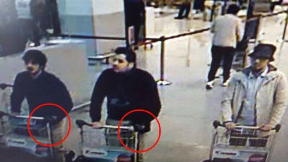 Los hermanos Khalid y Brahim El Bakraoui, identificados como autores del ataque al aeropuerto. A la derecha, el tercer sospechoso.-