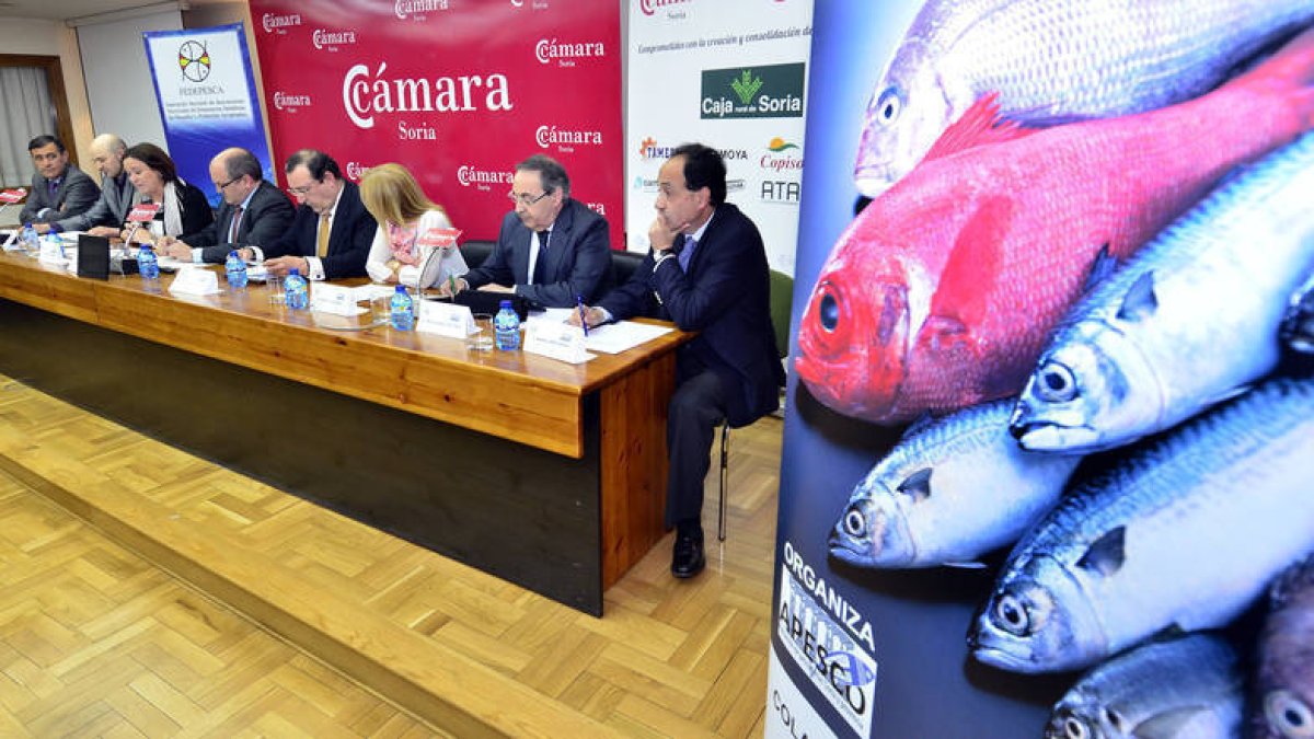 Las autoridades durante la clausura de la asamblea de Fedepesca. / ÁLVARO MARTÍNEZ-