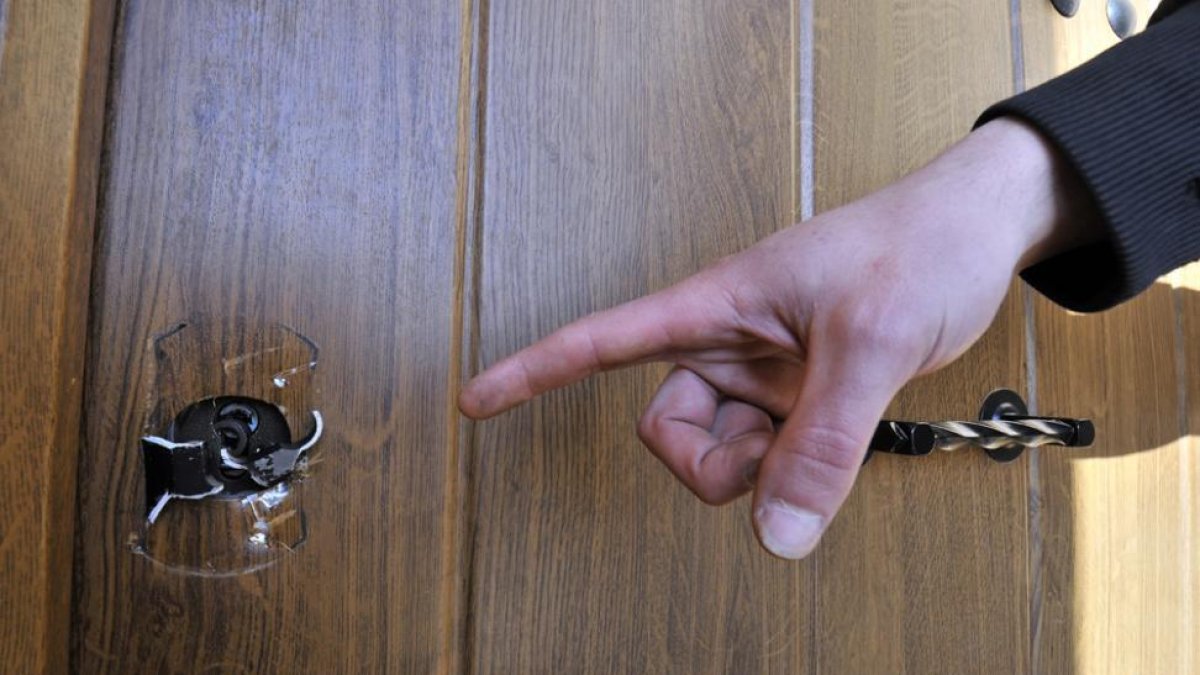 Una persona señala una cerradura reventada en una imagen de archivo. HDS